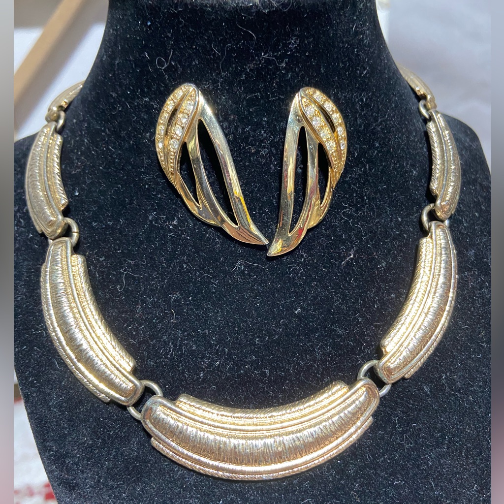 Dana Buckman Gold Tone Necklace And Unbranded Pierced Earrings 29$